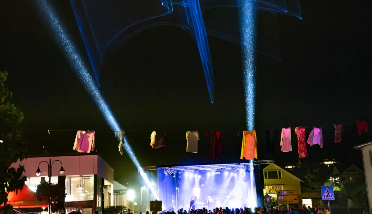 Frå høgdepunktet i ein bygdedans: Festivalnatt på Piazza Dale under Teaterfestivalen i Fjaler 2023.