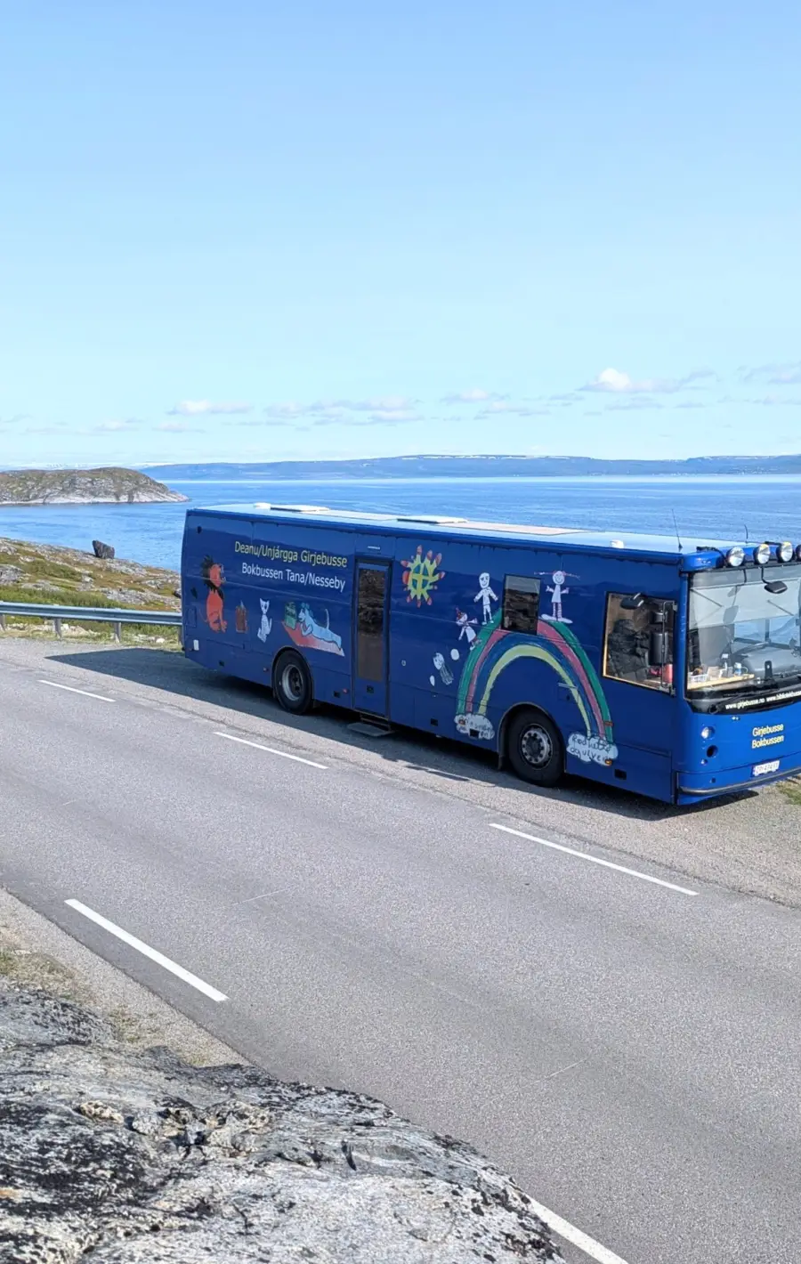 Bokbussen på vei til Bugøynes.