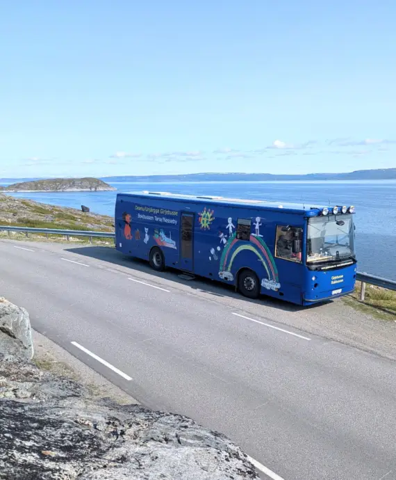 Bokbussen på vei til Bugøynes.
