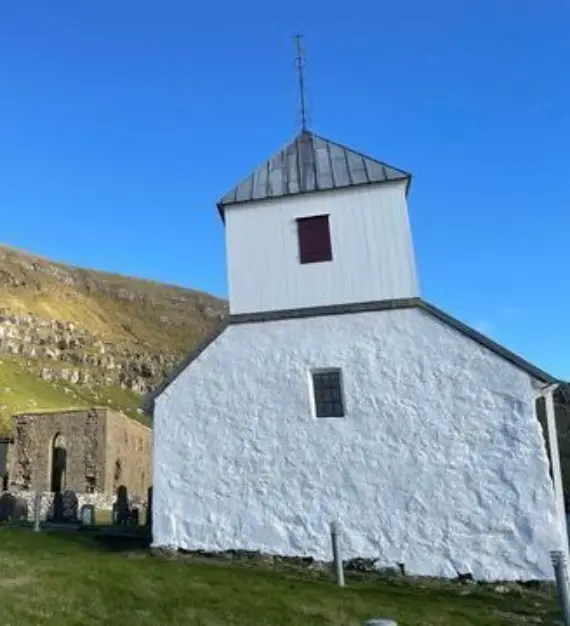 På kongsgarden i Kirkjubøur ligg Ólavkirkjan som blei reist på 1200-talet, og like ved, Magnuskatedralurin, som blei oppført rundt 1300. I dag er det berre ruinar att av katedralen.