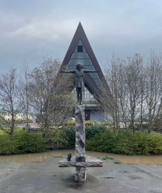 Vesturkirkjan i Tórshavn, som blei oppført i 1975, er den høgaste bygningen på Færøyane. Tårnet ragar 40,9 meter over bakken.