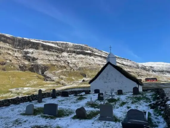 Saksunar kirkja, oppført i 1858, er ei typisk færøysk bygdekyrkje, bygd i stein og tre, og med tak av torv.