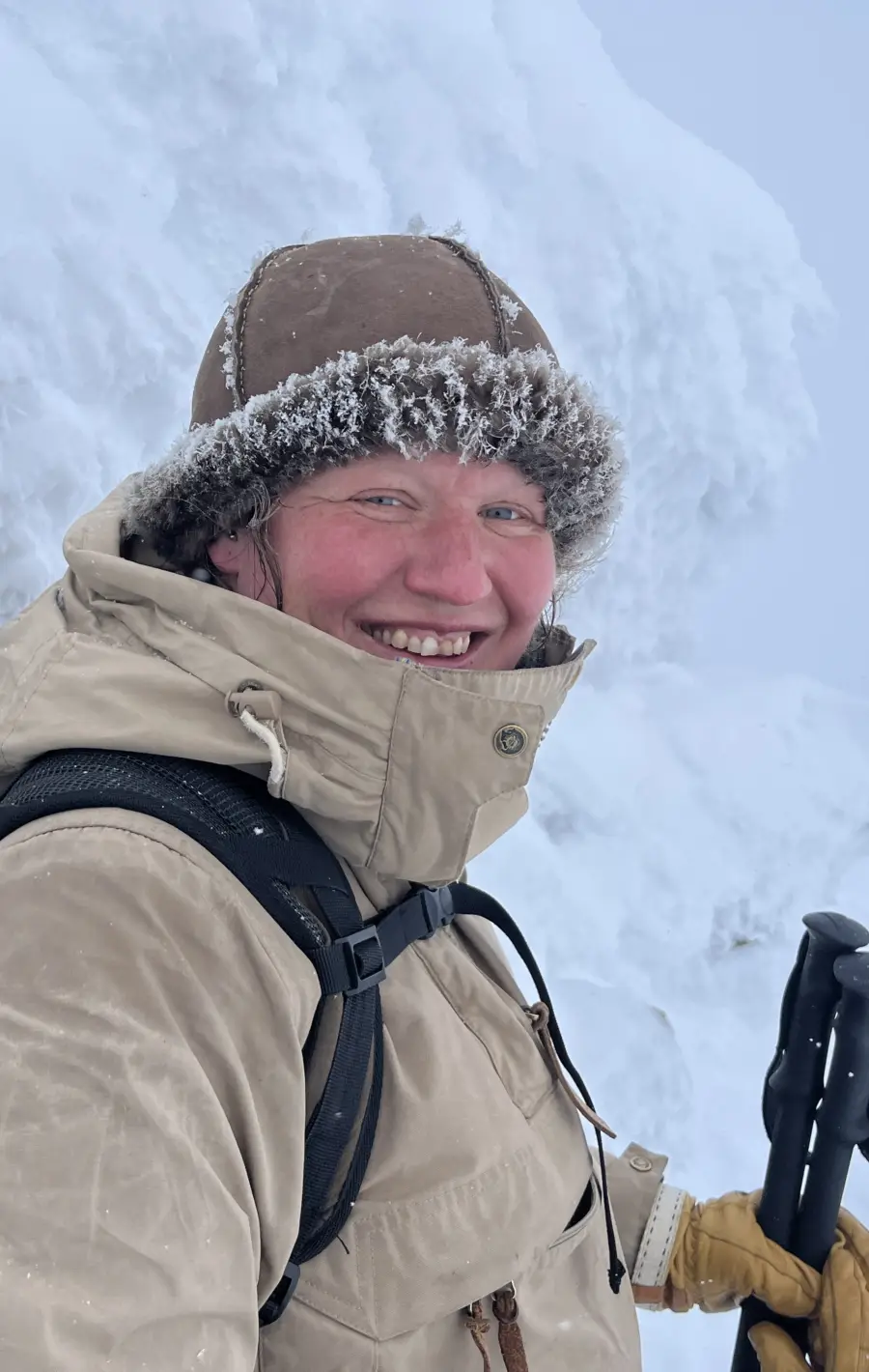 Skribenten, den besøkande, glad og nøgd på Trollsteinen.