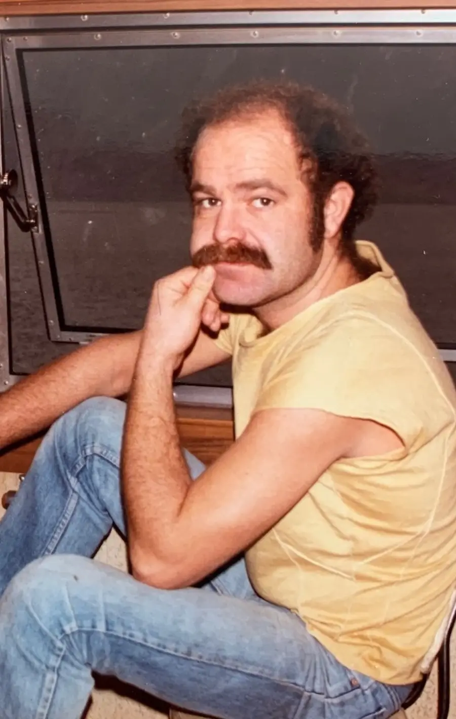 Eg er indoktrinert i ein forteljestil som ikkje tillét verken det eine eller hitt av vidare utbrodering, fortel Maria Pile Svåsand. Ho er tredje generasjon Svåsand som driv litteraturbåt. Her er pappen, Knut Jørgen Svåsand, ombord.