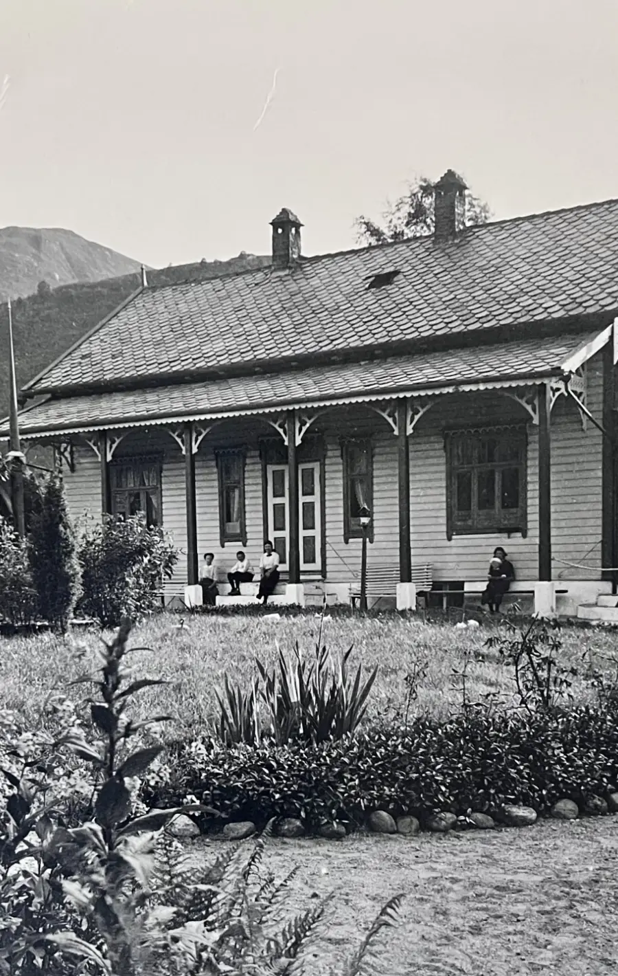 Nikka Vonens Pigeinstitutt ca. år 1900, med svalgangen slik den opphaveleg såg ut.