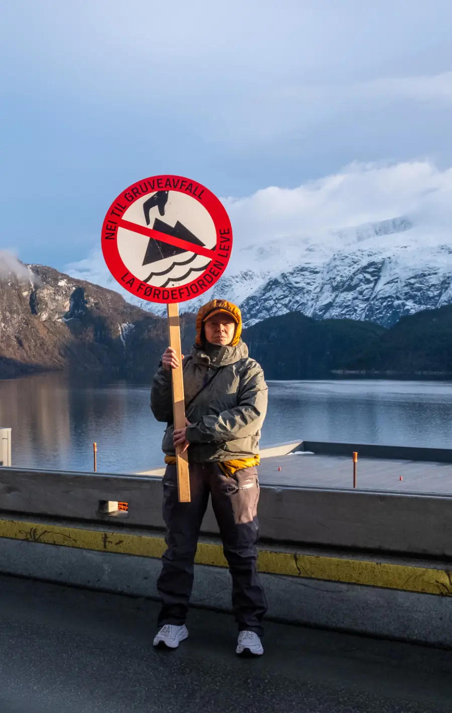 Heidi Hattestein har marsjert åleine frå Naustdal til Vevring, i protest mot gruvedumping i Førdefjorden. I dette personlege essayet reflekterer ho over lengselen etter å bli høyrt.