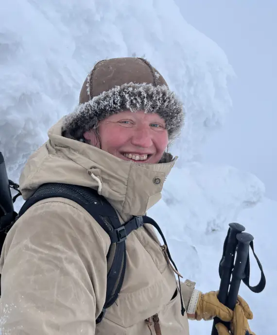 Skribenten, den besøkande, glad og nøgd på Trollsteinen.
