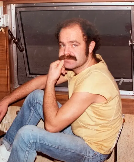 Eg er indoktrinert i ein forteljestil som ikkje tillét verken det eine eller hitt av vidare utbrodering, fortel Maria Pile Svåsand. Ho er tredje generasjon Svåsand som driv litteraturbåt. Her er pappen, Knut Jørgen Svåsand, ombord.