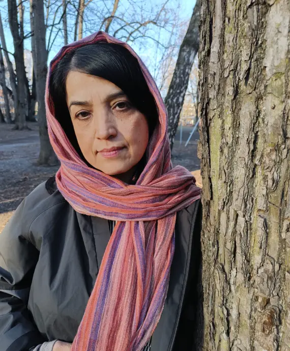 Fribyforfattar Khaleda Froagh måtte flykte då Taliban toga inn i Kabul i 2021.  – Noko av håpet mitt ligg i språket og litteraturen som eg er ein del av, fortel ho.