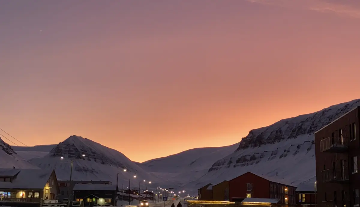 Om du bur i Longyearbyen i februar, kan du gå ut døra og så er lyset slik.