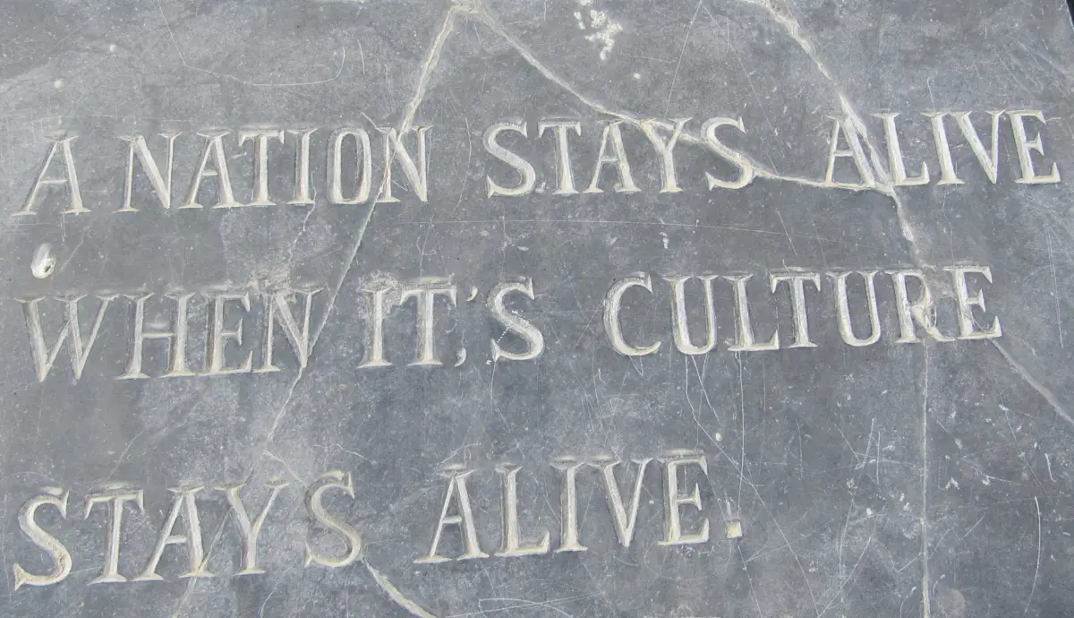 Orda "A nation stays alive when its culture stays alive" er hogde i stein utanfor nasjonalmuseet i Afghanistan.
