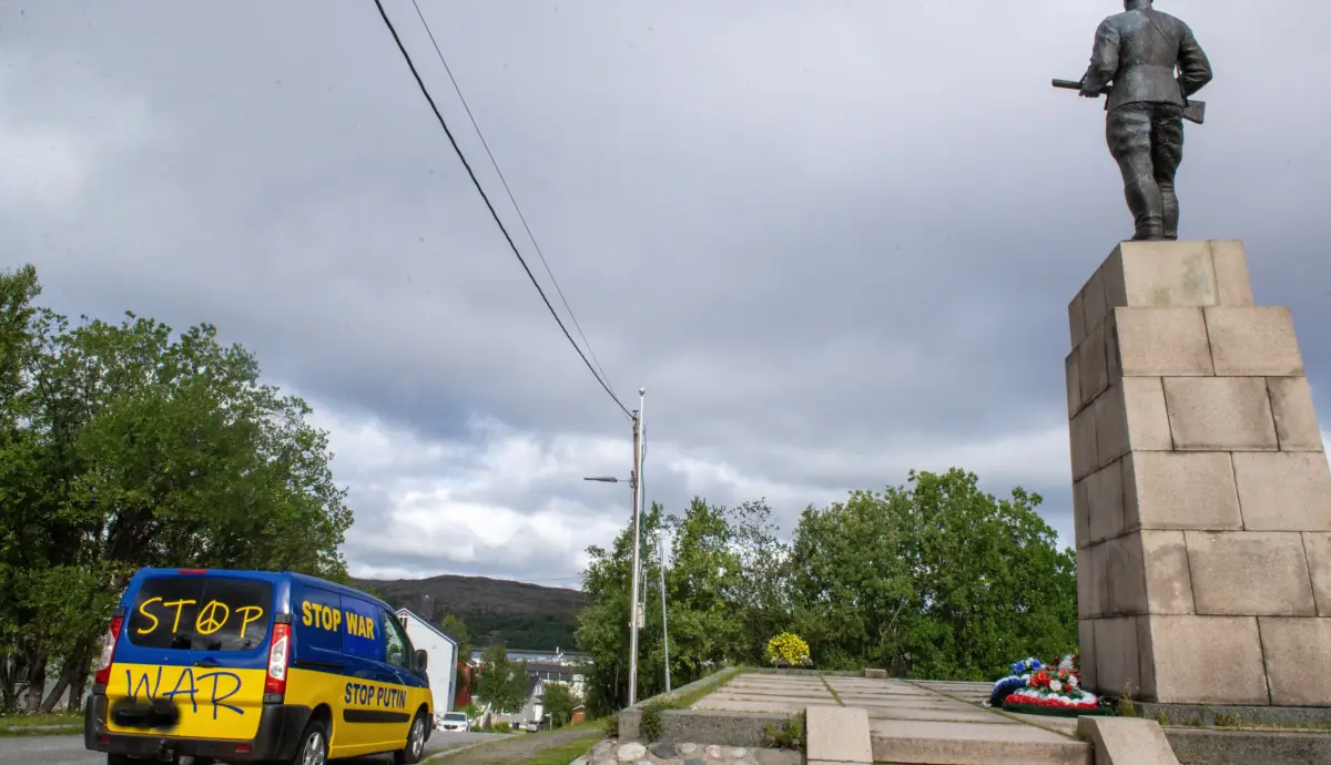 STOP WAR: På en høyde i Kirkenes ble Frigjøringsmonumentet reist som et norsk-sovjetisk minnesmerke over den røde armé som frigjorde Sør-Varanger høsten 1944, etter fire års tysk okkupasjon. En bil i de ukrainske fargene står parkert i protest mot Russlands pågående invasjon.