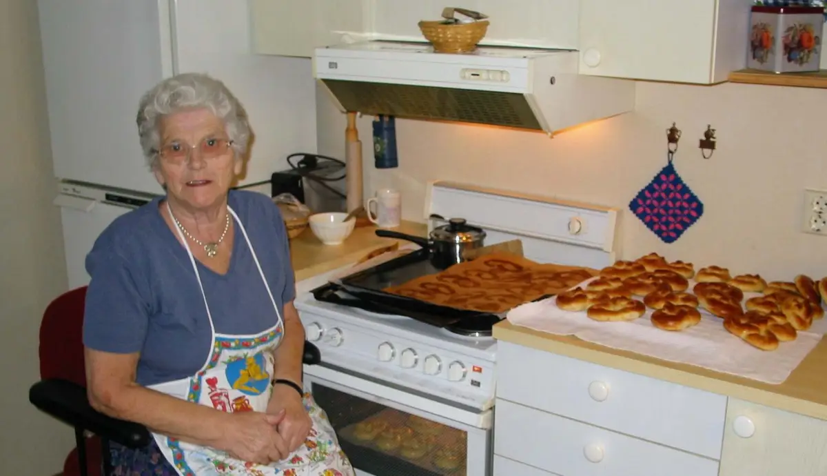 Farmor, Svanhild Steinnes, i sitt rette element.