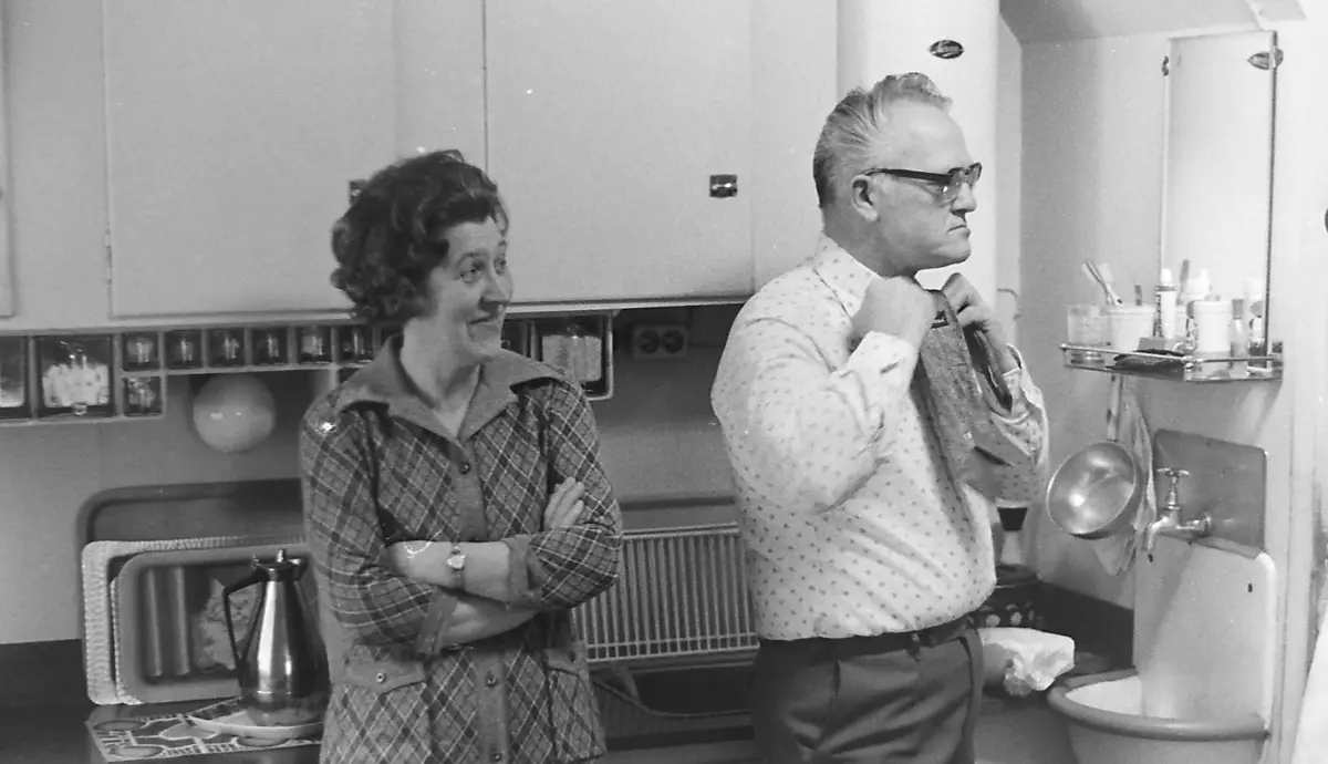 Farmor (Edith Vidhammer Parr) og farfar (Hjalmar Parr), slik pappa fanga dei på kjøkkenet tidleg i 70-åra.