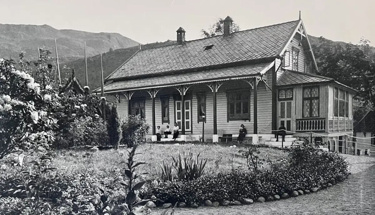 Nikka Vonens Pigeinstitutt ca. år 1900, med svalgangen slik den opphaveleg såg ut.