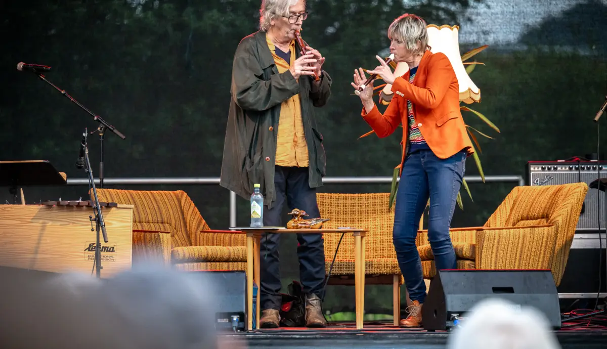 Ragnar Hovland har fleire talent. Her framfører Ragnar og Linda Eide Abba-låta "Money, Money, Money" på blokkfløyte under Fest i Fjaler.