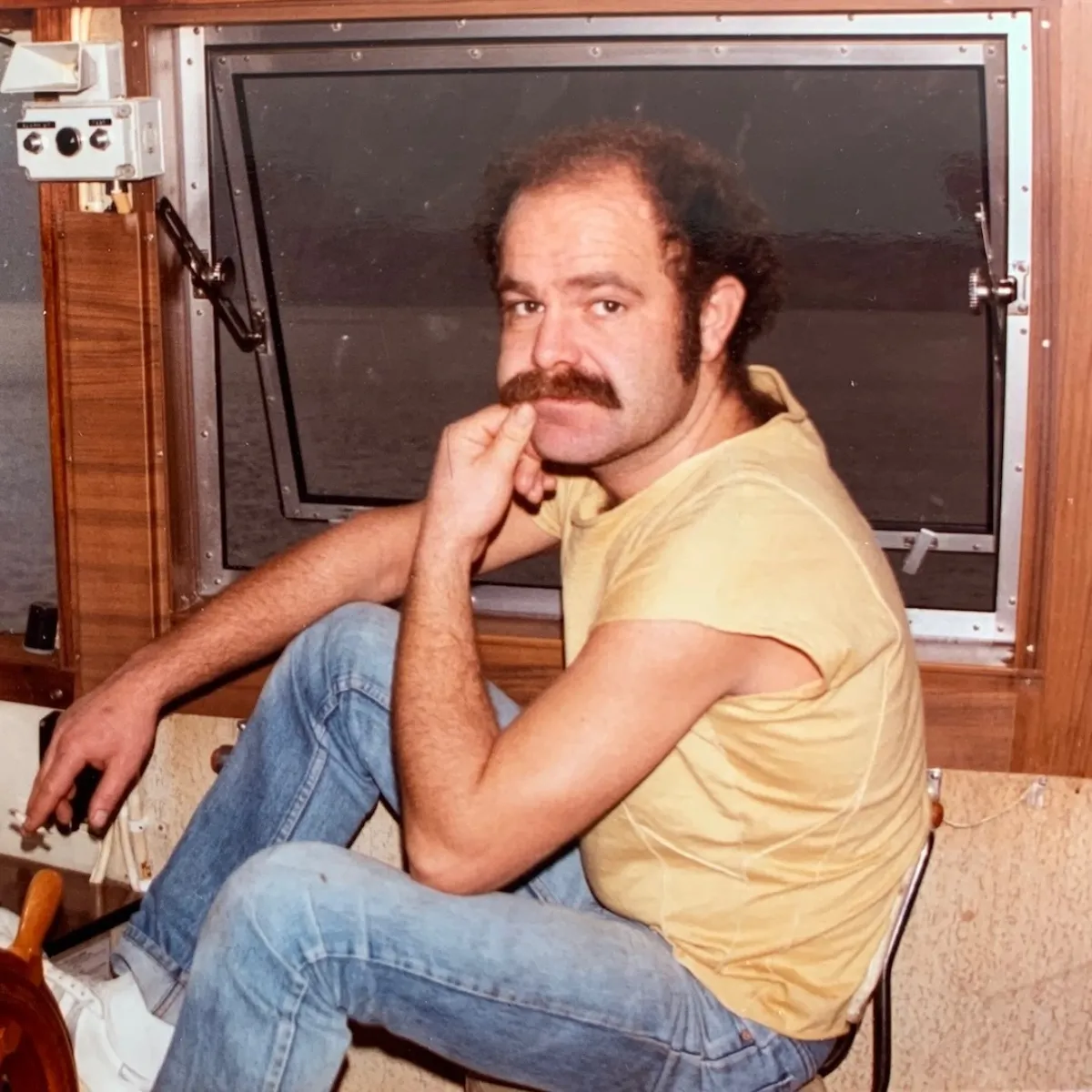 Eg er indoktrinert i ein forteljestil som ikkje tillét verken det eine eller hitt av vidare utbrodering, fortel Maria Pile Svåsand. Ho er tredje generasjon Svåsand som driv litteraturbåt. Her er pappen, Knut Jørgen Svåsand, ombord.