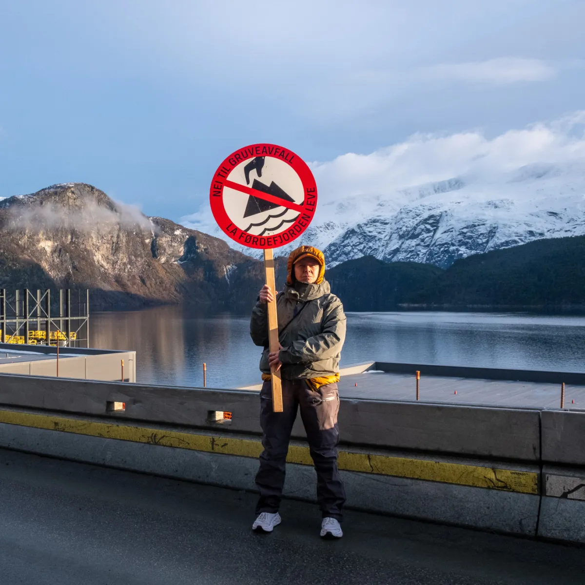 Heidi Hattestein har marsjert åleine frå Naustdal til Vevring, i protest mot gruvedumping i Førdefjorden. I dette personlege essayet reflekterer ho over lengselen etter å bli høyrt.