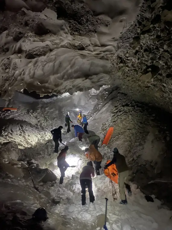 Fredagssyssel: bygge skispor gjennom isgrotte.